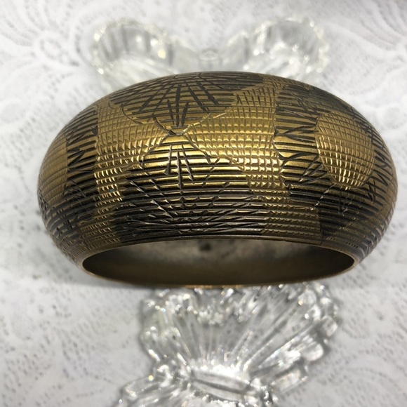 Vintage textured floral brass boho style bangle bracelet - Picture 3 of 5